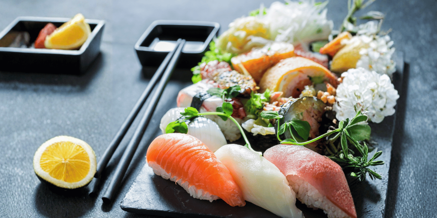 Bandeja con Sashimi de salmón y Sashimi mixto presentados sin aderezos; ideal para el bloque; centro proteico limpio.