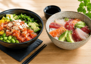 Imagen principal del blog compuesta con Poke Som y Chirashi mixto, dos opciones frescas de la carta de Sushisom. Refuerza el enfoque del artículo sobre bowls de verano, combinando color, arroz, pescado y aguacate en una presentación visual clara y atracti